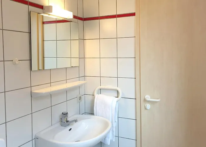 18 بيت للعطل *